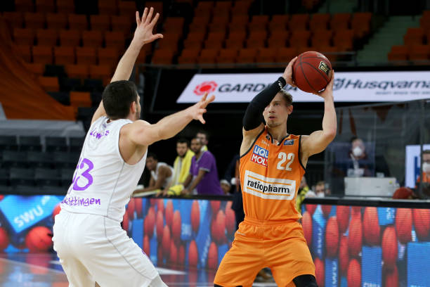 首发中锋的 首发中锋的